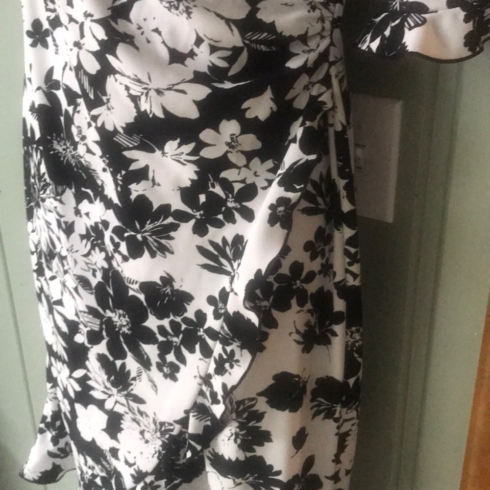 SALE 💗 3 FOR $20! Adorable “wrap” look dress - Picture 3 of 6